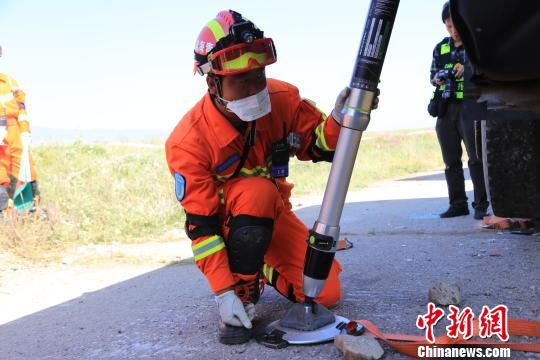 8月7日-10日，中国首次高原跨区域地震救援演练在青海海北藏族自治州举行。图为参演消防战士正在组装“八爪鱼”系统的液压支撑组件。　黄开森 摄