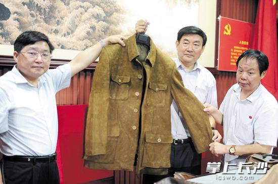 2014年7月14日，毛主席的卫士长李银桥之子李卓韦（右二）专程来到长沙，将毛主席穿过的一套中山装礼服捐献给了伯瑜红色博物馆。长沙晚报记者贺文兵摄