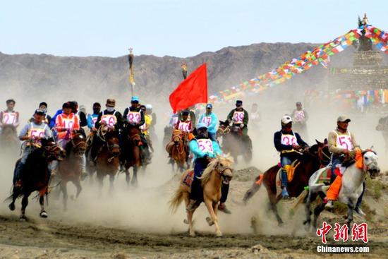 近日，甘肃肃北蒙古族自治县石包城乡举行祭祀“梦柯阿木古楞”敖包暨那达慕大会。传统祭敖包活动按照焚香点火、颂词念经、敬献贡品等流程进行，牧民们围绕敖包从左向右转三圈，并将奶茶、点心、糖块洒向敖包，祈福纳祥。随后那达慕大会拉开序幕，举办了“男儿三技艺”赛马、摔跤、射箭等蒙古族传统体育竞技比赛项目，展示了游牧文化的魅力。活动吸引了周边300多名牧民群众参加。图为民众赛马。佟格勒格