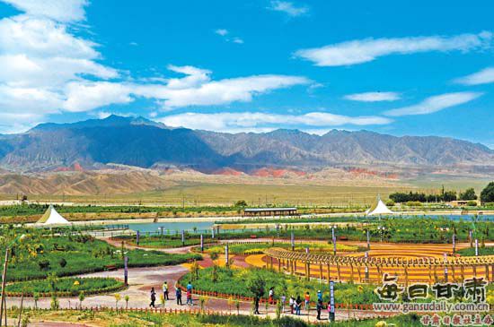 6月18日，游客在肃北县紫亭湖文化旅游度假休闲区游玩。近年来，该县充分利用党河水资源优势，在祁连山下戈壁滩上建起一系列城市生态工程，成为美丽的文化旅游景区。本报记者高樯