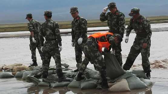 酒泉市肃北县：抗洪在行动 军民鱼水情