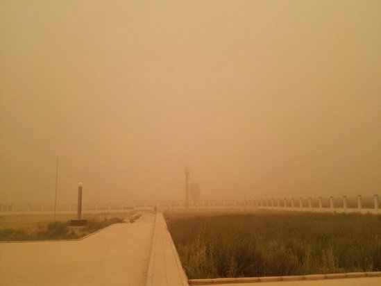 甘肃肃北县遭遇沙尘暴侵袭 天空昏黄