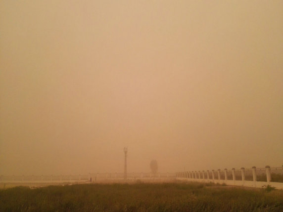 甘肃肃北县遭遇沙尘暴侵袭 天空昏黄