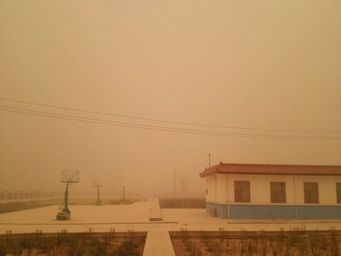 甘肃肃北县遭遇沙尘暴侵袭 天空昏黄