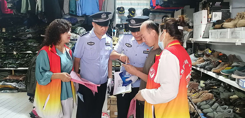 图为:社区民警深入商铺详细讲解防电诈知识.jpg