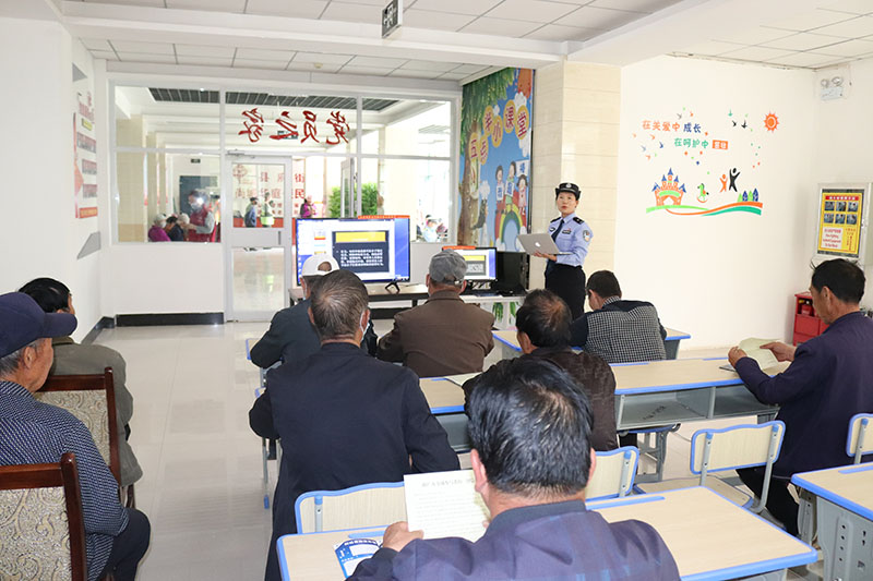 图为:小区内开展防范电信诈骗知识讲座.JPG