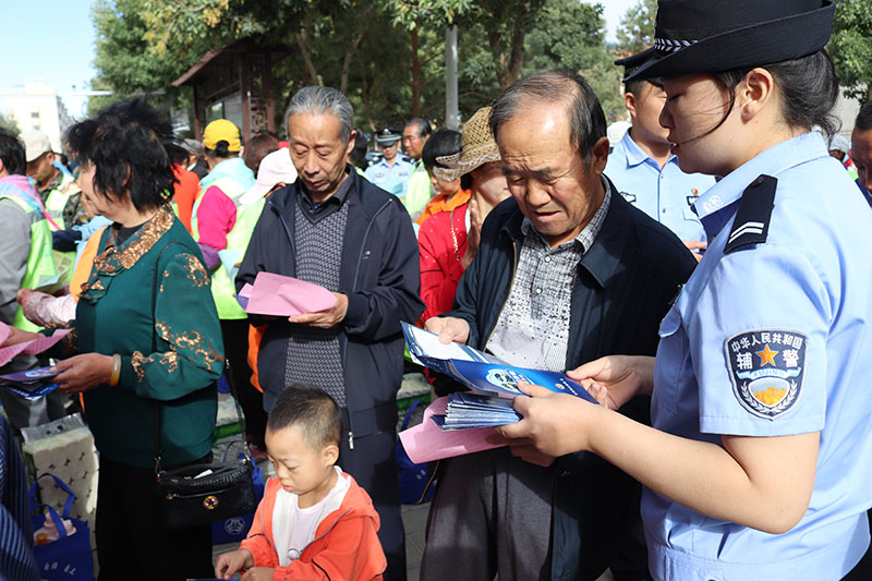 图为:社区民警向老年居民讲解防电诈知识.JPG