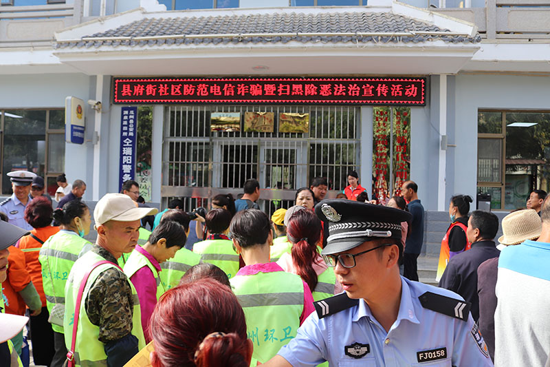 图为:社区民警向环卫工人发放防电诈宣传资料.JPG
