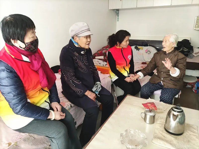 图为：渊泉镇社区志愿者看望独居老人并跟她们拉家常.jpg