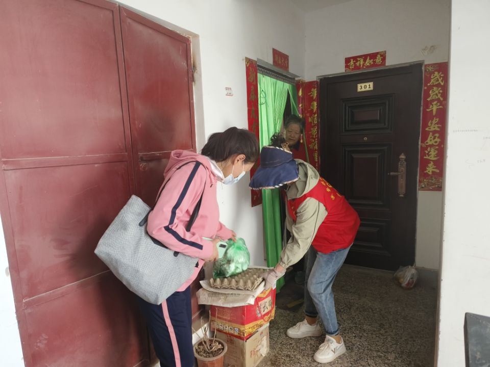 图为：社区志愿者们正在清理楼道杂物.jpg