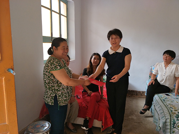 敦煌市女企业家协会副会长为贫困母亲朱凡弟送慰问金2000元