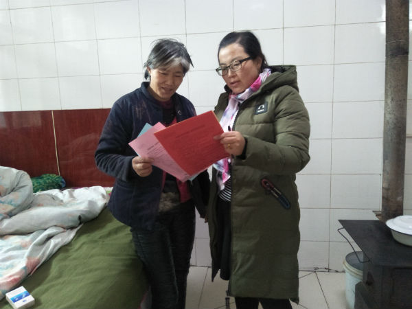 图为:郭家堡镇包村干部入户进行政策宣讲,并帮只农户制定2019年增收计划