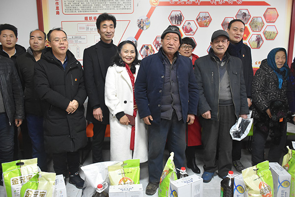 图为：困难群众和企业家合影